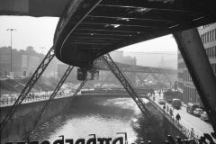 Hanging monorail